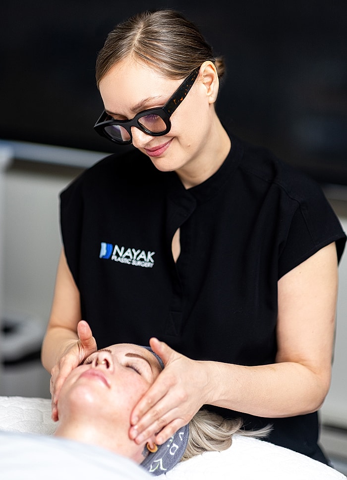 St. Louis facial plastic surgery model and provider during treatment